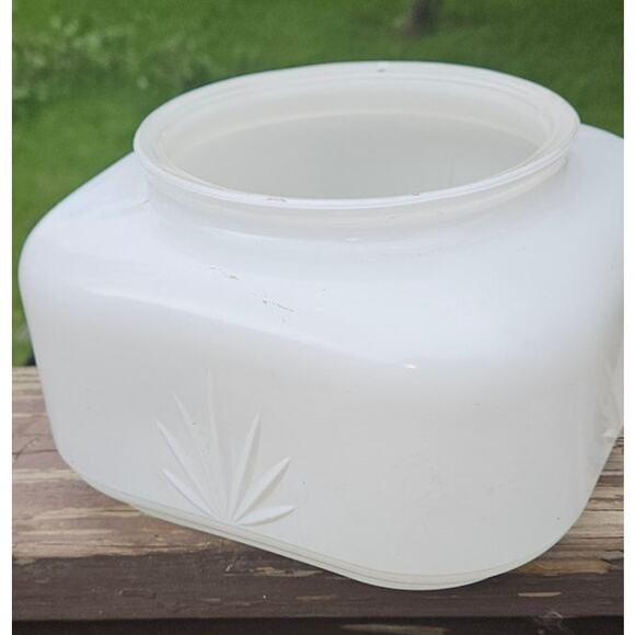 Antique Milk Glass Lamp Shade with Pineapple Design ribbed glass bottom rosette - Picture 2 of 6